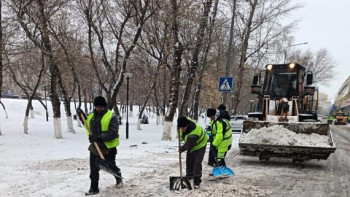 Фотография к новости: Астанада үш мыңға жуық жол жұмысшысы қар күреу жұмысына шықты