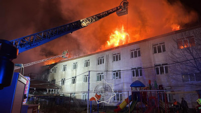 Алматыда балалар үйінің ғимараты өртеніп жатыр