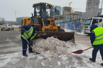 Фотография к новости: Астанада 2800-ден астам жол жұмысшысы қар күреу жұмысына шықты