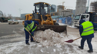 Астанада 2800-ден астам жол жұмысшысы қар күреу жұмысына шықты