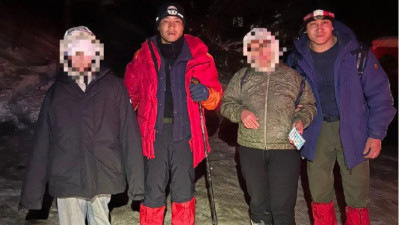 Алматы тауларында құтқарушылар әйел мен баланың төмен түсуіне көмектесті