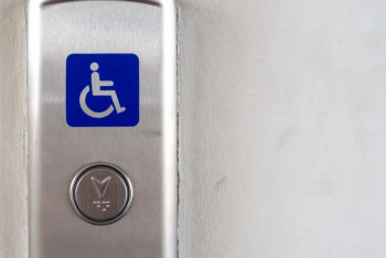 Фотография к новости: Алматыда жаяу жүргіншілер өткелдеріндегі көтергіштердің көбі істемейді