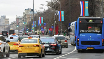 Фотография к новости: Тоқаевтың Ресейге сапары қарсаңында Мәскеуде екі елдің тулары ілінді