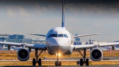 Әуежайда жолаушылар ұшағы апатқа ұшырап, 18 адам жарақат алды