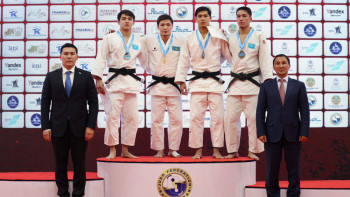 Фотография к новости: Ербол Мырзабосынов дзюдодан Қазақстан чемпионатының жеңімпаздарын марапаттады