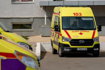 Фотография к новости: Басына кондиционер құлаған фельдшердің жағдайы белгілі болды