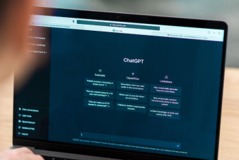 Фотография к новости: ChatGPT ән мәтіндерін заңсыз пайдаланғаны үшін айыпты деп танылды