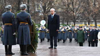 Фотография к новости: Тоқаев "Белгісіз жауынгер бейіті" ескерткішіне гүл қойды
