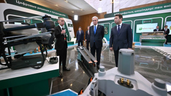 Фотография к новости: Президент ауыл шаруашылығындағы цифрлық шешімдер көрмесімен танысты