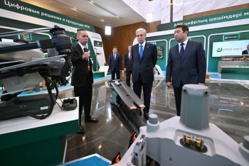 Фотография к новости: Президент ауыл шаруашылығындағы цифрлық шешімдер көрмесімен танысты