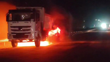 Фотография к новости: Су жаңа Shacman жүк көлігі жүріп келе жатып өртеніп кетті