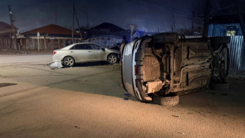 Фотография к новости: Семейде көшенің қақ ортасында жеңіл көлік аударылды