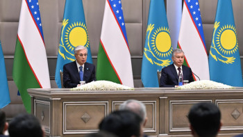 Фотография к новости: Қазақстан мен Өзбекстан президенттері БАҚ өкілдеріне арналған брифинг өткізді
