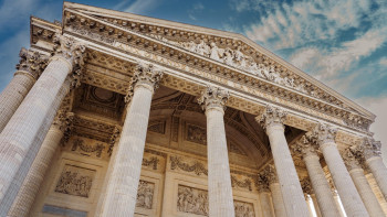 Фотография к новости: Скутерлер мен қару-жарақ: Парижде Chanel дүңгіршегіне жасалған тонауға тойтарыс берілді