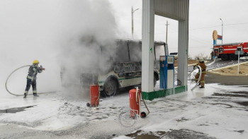 Фотография к новости: Атырау облысындағы жанармай бекетінде автобус өртенді