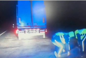 Фотография к новости: Абай облысында патрульдік полицейлер жүргізушіні құтқарып қалды