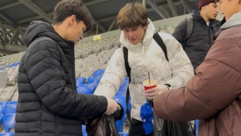 Фотография к новости: Астанада Қазақстан - Бельгия матчынан кейін жанкүйерлер тазалық акциясын өткізді