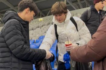 Фотография к новости: Астанада Қазақстан - Бельгия матчынан кейін жанкүйерлер тазалық акциясын өткізді