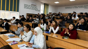 Фотография к новости: Елордалық студенттер қоқысты сұрыптап, экологияны сақтаудың жолдарын талқылады