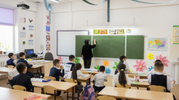 Фотография к новости: "Мұғалімдердің арасында да бар": Депутат бір-біріне қысым көрсететіндерді заңмен реттеуді ұсынды