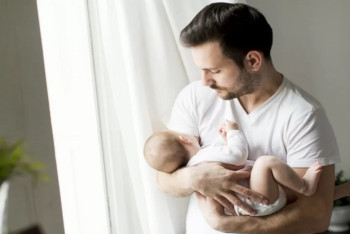 Фотография к новости: Әкелердің декреттік демалысы: Еңбек өтілі мен зейнетақы қалай есептеледі?