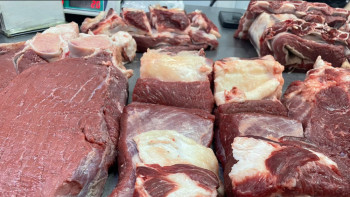 Фотография к новости: Сапасы белгісіз ет: Астана базарында заңсыз ет сату арнасы әшкереленді