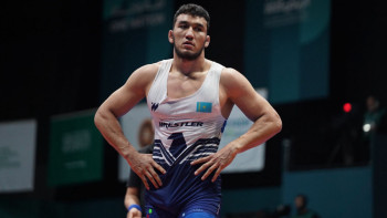 Фотография к новости: Сенсация: Ризабек Айтмұхан олимпиада чемпионын жеңіп, финалға шықты