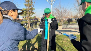 Фотография к новости: Алматыда жасыл желек отырғызу жұмыстары қарқынды жүргізіліп жатыр