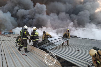 Фотография к новости: Алматыда қойма өртеніп жатыр