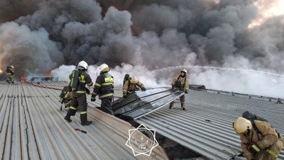 Алматыда қойма өртеніп жатыр