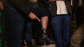 Фотография к новости: Бразилияның экс-президенті электронды білезікті паяльникпен шешпек болды