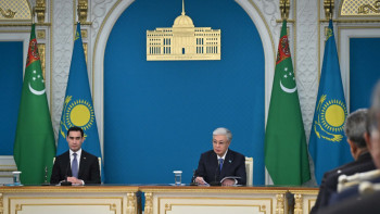 Фотография к новости: Тоқаев пен Бердімұхамедов БАҚ өкілдеріне арналған брифинг өткізді