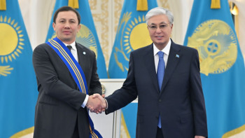 Фотография к новости: Мемлекет басшысы Геннадий Головкинді І дәрежелі «Барыс» орденімен марапаттады