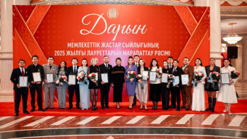 Фотография к новости: Елордада "Дарын" мемлекеттік жастар сыйлығының лауреаттары марапатталды