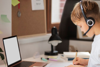 Фотография к новости: Қазақстанда 250 мыңнан астам оқушы қашықтан оқып жатыр