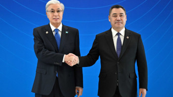 Фотография к новости: Мемлекет басшысын «Ынтымак Ордо» резиденциясында Садыр Жапаров күтіп алды