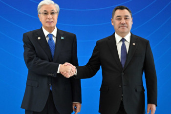 Мемлекет басшысын «Ынтымак Ордо» резиденциясында Садыр Жапаров күтіп алды