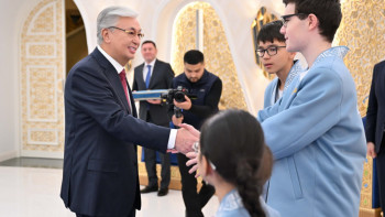 Фотография к новости: Президент әлем біріншіліктерінде топ жарған жас шахматшылармен кездесті