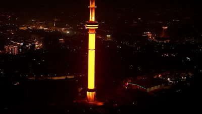 Алматыдағы Көктөбе телемұнарасы қызғылт сары түске көмкерілді