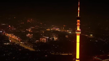 Фотография к новости: Алматыда Көктөбе телемұнарасы қызғылт сары түске көмкерілді