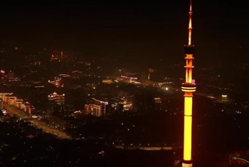 Фотография к новости: Алматыда Көктөбе телемұнарасы қызғылт сары түске көмкерілді