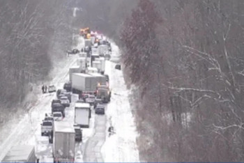 Фотография к новости: АҚШ-та қарлы боранда 45-ке жуық көлік соқтығысты