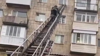 Фотография к новости: ТЖМ құтқарушылары пәтерде қамалып қалған екі баланы құтқарды