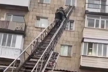 Фотография к новости: ТЖМ құтқарушылары пәтерде қамалып қалған екі баланы құтқарды