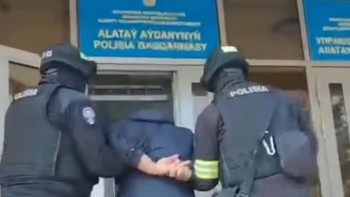 Фотография к новости: Алматыда тұрғын үй ауласында баланы аяусыз тепкен ер адам ұсталды