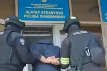 Фотография к новости: Алматыда тұрғын үй ауласында баланы аяусыз тепкен ер адам ұсталды