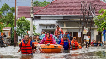 Фотография к новости: Индонезияда су тасқынынан кейін 400-ге жуық адам әлі іздестіріліп жатыр