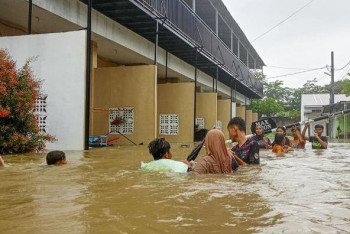 Фотография к новости: Индонезиядағы су тасқыны мен лай көшкінінен қаза тапқандар саны 442-ге жетті
