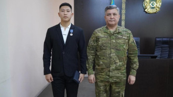 Фотография к новости: Өрт кезінде адамдарды құтқарған жастар марапатталды