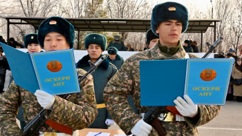 Фотография к новости: Қонаев және Өскемен гарнизондарында 600 сарбаз әскери ант берді